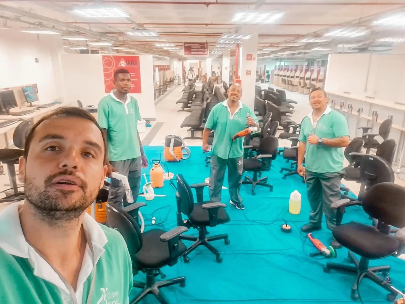 Equipe CleanSOS JF higienizando dezenas de cadeiras de escritório em Juiz de Fora